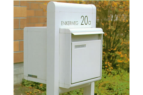 Briefkasten mit Strassenschild