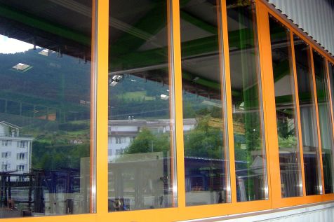 Fenster bei Industriehalle