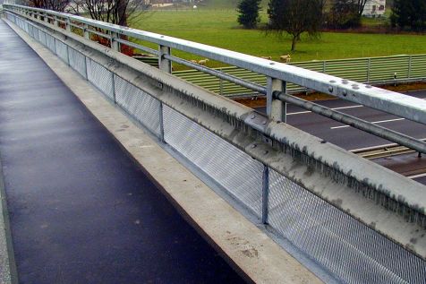 Leitplanken mit Handlauf und Splitterschutz